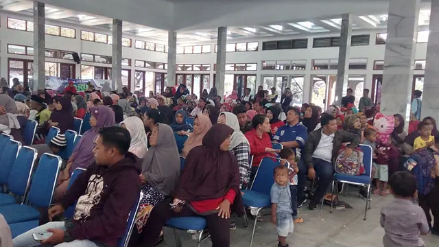 Ratusan warga Garut mantan korban bencana banjir bandang 2016 lalu, saat mengikuti acara bakti sosial DPP himpunan alumni IPB di Garut