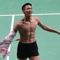 Tunggal putra Indonesia, Jonatan Christie merayakan kemenangan atas pemain Chinese Taipei Chou Tienchen di final bulutangkis perseorangan Asian Games 2018, Istora GBK, Jakarta, Selasa (28/8). Jonatan Christie unggul 2-1. (Liputan6.com/Helmi Fithriansyah)