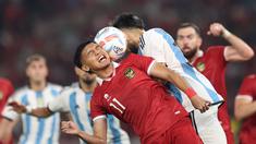 Tanpa diperkuat Lionel Messi, Timnas Argentina yang berstatus juara Piala Dunia 2022 masih terlalu tangguh bagi Timnas Indonesia. Dalam laga bertajuk FIFA Matchday di Stadion Utama Gelora Bung Karno (SUGBK), Senin (19/6/2023) Timnas Garuda yang telah menampilakn perjuangan maksimal harus mengakui keunggulan Tim Tango dengan kekalahan 0-2 lewat gol-gol dari Leandro Paredes dan Cristian Romero. Timnas Indonesia sempat beberapa kali merepotkan pertahanan Argentina lewat aksi lemparan ke dalam Pratama Arhan.
