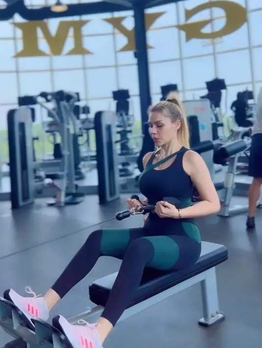 Perempuan 33 tahun itu juga terlihat semakin langsing hingga menurunkan berat badan puluhan kilogram. (FOTO: instagram.com/dj_kattybutterfly36/)