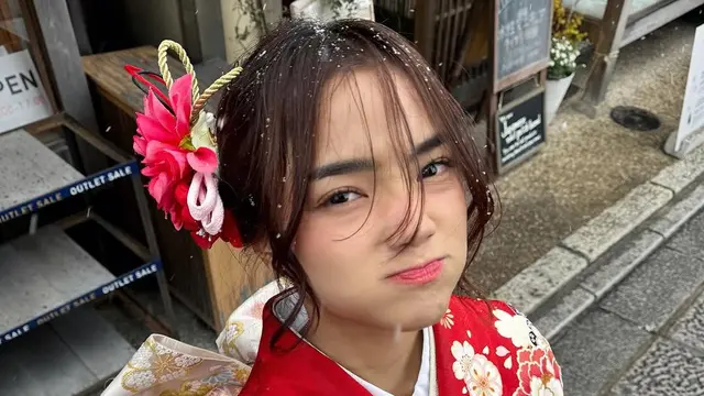 Potret Cantik Fuji Pakai Kimono Merah Saat Berlibur di Jepang (credit: instagram/fuji_an)