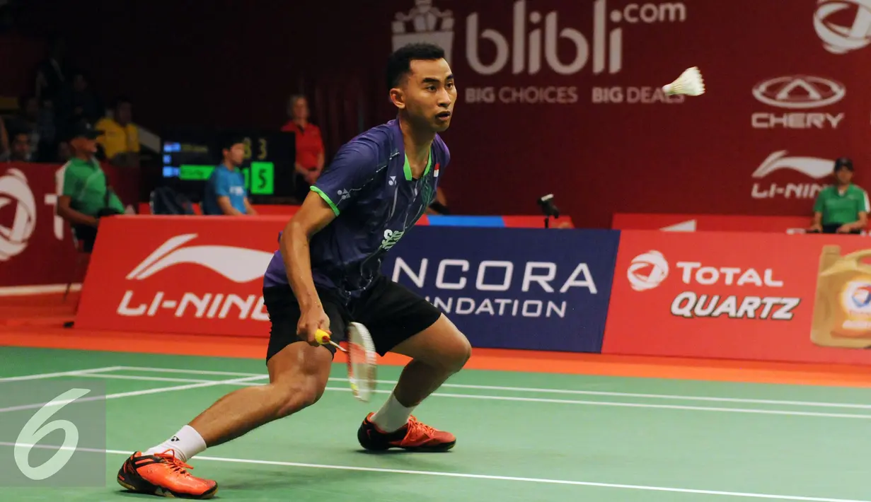 Pebulutangkis tunggal putra Indonesia, Tommy Sugiarto saat berlaga melawan Wei Nan (Hongkong) di Total BWF World Championships 2015 di Jakarta, Rabu (12/8/2015). Tommy kalah 24-26, 21-8, 20-22. (Liputan6.com/Helmi Fithriansyah)