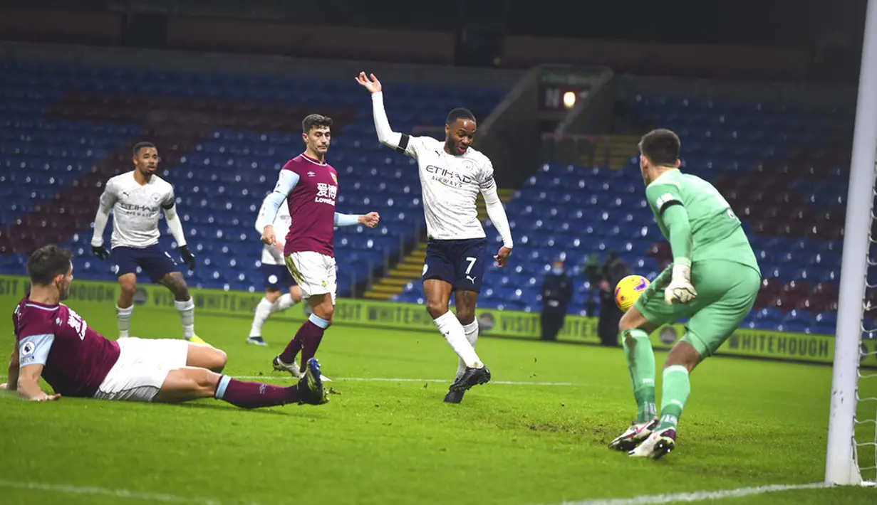 Pemain Manchester City Raheem Sterling mencetak gol ke gawang Burnley pada pertandingan Liga Inggris di Stadion Turf Moor, Burnley, Inggris, Rabu (3/2/2021). Manchester City menang 2-0. (Gareth Copley/Pool via AP)