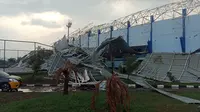 Atap stadion sepak bola di kompleks Sport Jabar Arcamanik ambruk pasca diterjang angin kencang pada Sabtu (9/11/2019). (Liputan6.com/Huyogo Simbolon)