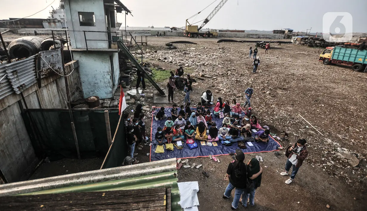 Anak-anak mengikuti Kelas Jurnalis Cilik (KJC) di Cilincing, Jakarta, Minggu (6/6/2021). Selama 4 bulan mereka akan menggali identitasnya sebelum karya visual mereka menyingkap pesan di hadapan publik. (merdeka.com/Iqbal S Nugroho)