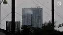 Kepulan asap keluar dari cerobong salah satu pabrik di kawasan Industri Pulogadung, Jakarta Timur, Rabu (31/7/2019). Selain gas buang kendaraan, limbah asap pabrik merupakan salah satu sumber polutan yang menambah buruknya kualitas udara di ibu kota. (merdeka.com/Iqbal S Nugroho)