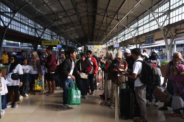 Ribuan Pemudik Padati Stasiun Pasar Senen Jakarta