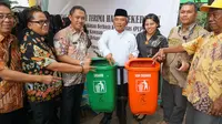 Damai Putra Group menyerahkan langsung bantuan berupa tempat sampah organik dan non organik di Kelurahan Kalibaru Kecamatan Bekasi Utara.