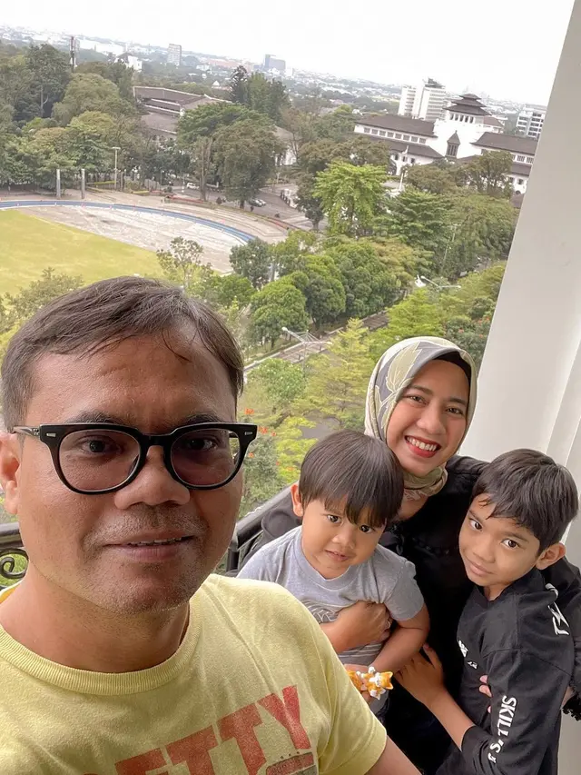 Jarang Terekspos, Ini 6 Momen Soleh Solihun Bersama Keluarganya