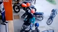 Cuplikan video berisi rekaman seorang perempuan yang kesulitan keluar parkir pakai sepeda motor matik.