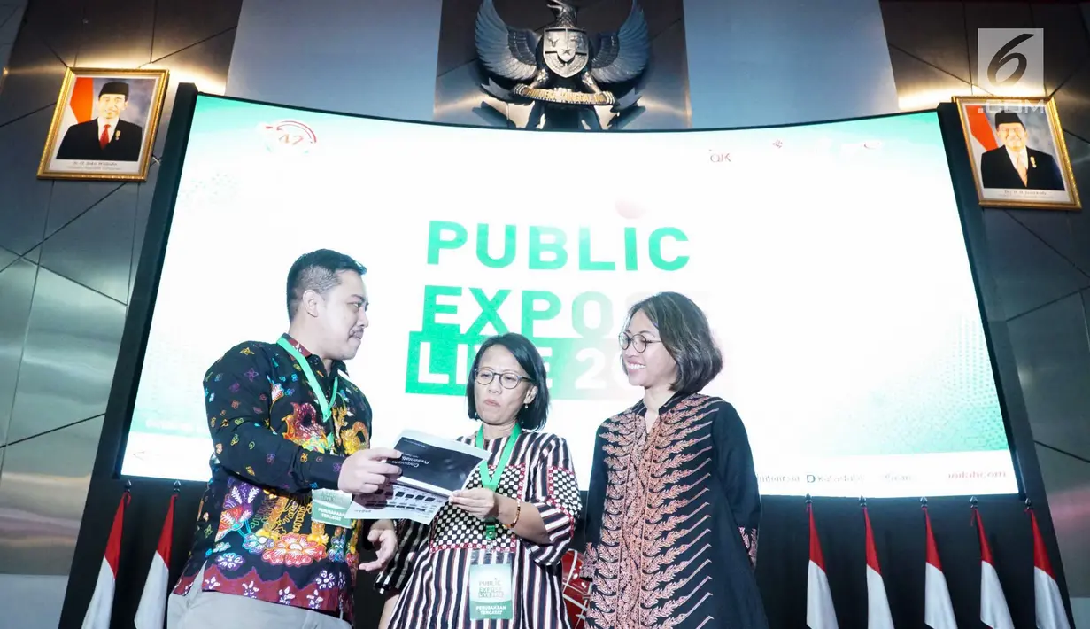 GM Corcomm PT Semen Indonesia Tbk Sigit Wahono, SVP of SMO and Communication Ami Tantri dan GM of Marketing Johana Daunan berbincang usai public expose di Gedung BEI, Jakarta, Rabu (21/8/2019). Semen Indonesia Group tumbuh sebesar 22,9 persen menjadi Rp16,351 T.(Liputan6.com/HO/Eko)