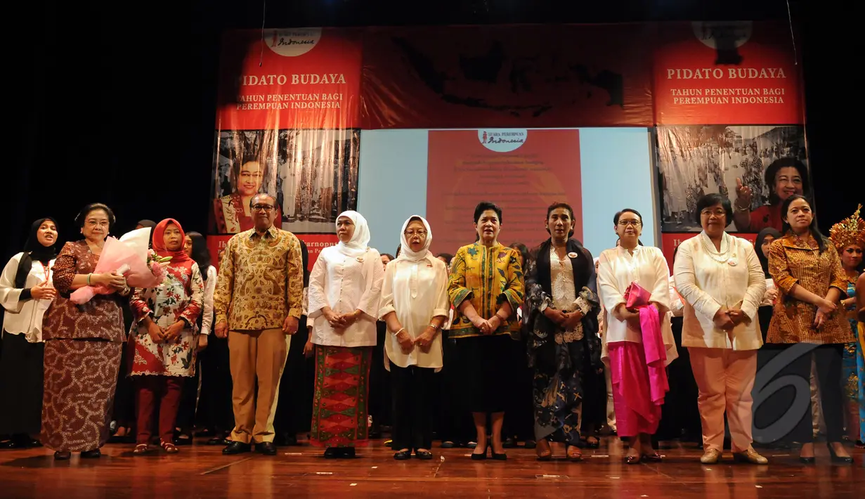 Presiden RI Ke-5, Megawati Soekarnoputri (kedua dari kiri) bersama sejumlah Menteri berpose usai peringatan Hari Perempuan Internasional di Teater Kecil Taman Ismail Marzuki, Jakarta, Minggu (8/3/2015). (Liputan6.com/Helmi Fithriansyah)