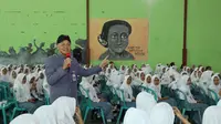 Gubernur Jawa Tengah (Jateng) Ganjar Pranowo memberikan pendidikan pancasila kepada siswa sekolah di SMA 1 Negeri Kradenan, Kabupaten Grobogan. (Istimewa)