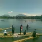 Warga mencari ikan di Danau Kerinci. (Liputan6.com/Bangun Santoso)