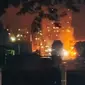 Penampakan api di Kilang Minyak Putri Tujuh Pertamina Dumai usai terjadi ledakan. (Liputan6.com/M Syukur)