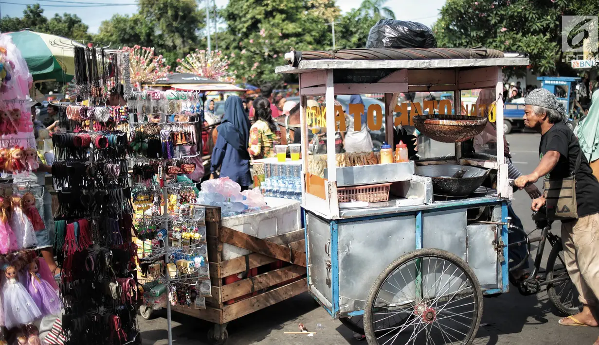 Sejumlah pedagang kaki lima (PKL) memadati trotoar dan badan jalan kawasan Kota Tua, Jakarta, Kamis (27/12). Banyaknya PKL mengakibatkan Lokasi Binaan (Lokbin) yang berada di Jalan Cengkeh sepi pengunjung. (Liputan6.com/Faizal Fanani)