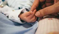 Bayi baru lahir rentan terpapar virus COVID-19, pahami etika berikut ini sebelum menjenguk bayi. (FOTO: Unsplash.com/aditya romansa).