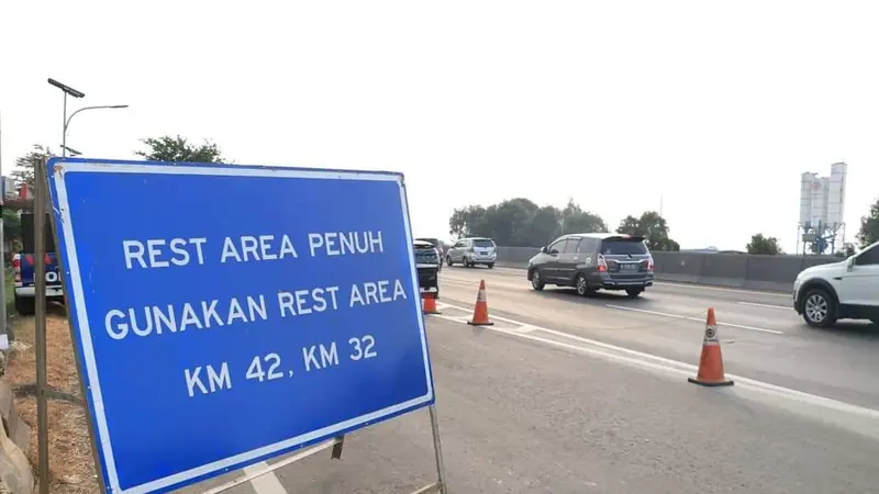 Pihak Kepolisian memberlakukan sistem buka tutup untuk tempat istirahat yang berada di sepanjang jalan Tol Jakarta-Cikampek, mengarah ke Jakarta, Sabtu (8/6/2019).