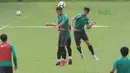 Duel Septian David dan Gavin Kwan Adsit (kanan) pada sesi latihan di Lapangan A,B,C, Senayan, Jakarta (18/2/2018). Latihan ini merupakan persiapan Asian Games 2018. (Bola.com/Nick Hanoatubun)
