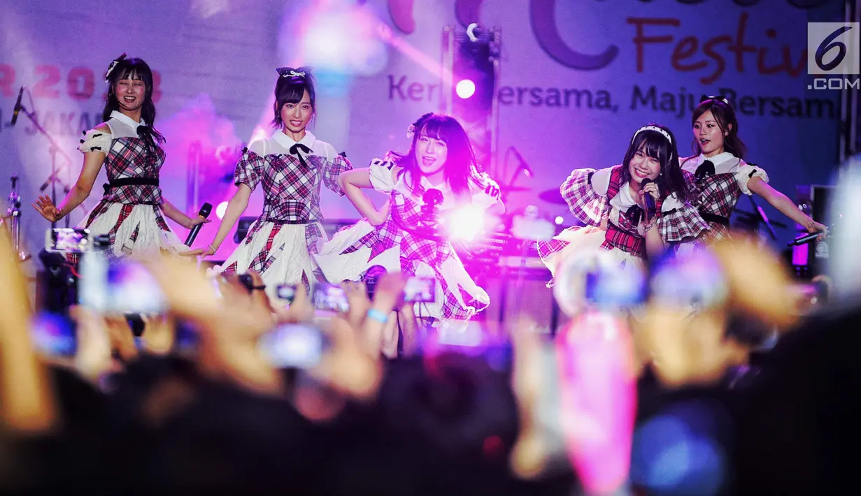 Penampilan vokal Grup asal Jepang AKB48 pada festival JAK-Japan Matsuri 2018 di kawasan Gelora Bung Karno, Jakarta, Sabtu (8/9). Dalam musik festival itu AKB48 menyanyikan sepuluh lagu diantaranya Heavy Rotation dan Aitakatta. (Liputan6.com/Faizal Fanani)