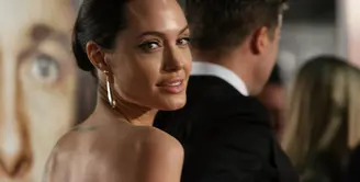 Sejak September 2016 lalu saat Angelina Jolie menggugat cerai Brad Pitt, kehidupan mereka seperti sebuah drama dengan jalan cerita yang mengada-ada. Terlebih soal hak asuh anak di mana Jolie sangat menguasainya. (AFP/Bintang.com)