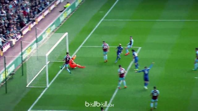 Kiper Burnley, Nick Pope berhasil mematahkan peluang emas yang dibuat Riyad Mahrez. This video is presented by Ballball.