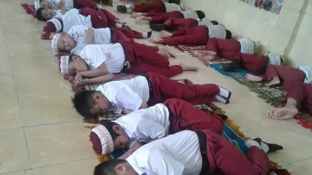 6 Posisi Tidur Murid saat di Kelas Ini Bikin Mikir Keras