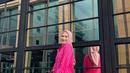Kombinasi kemeja tunik warna pink fuschia dengan hijab segi empat baby pink cocok dipadukan dengan skinny jeans dan heels warna putih.  (Instagram/melodylaksani92).