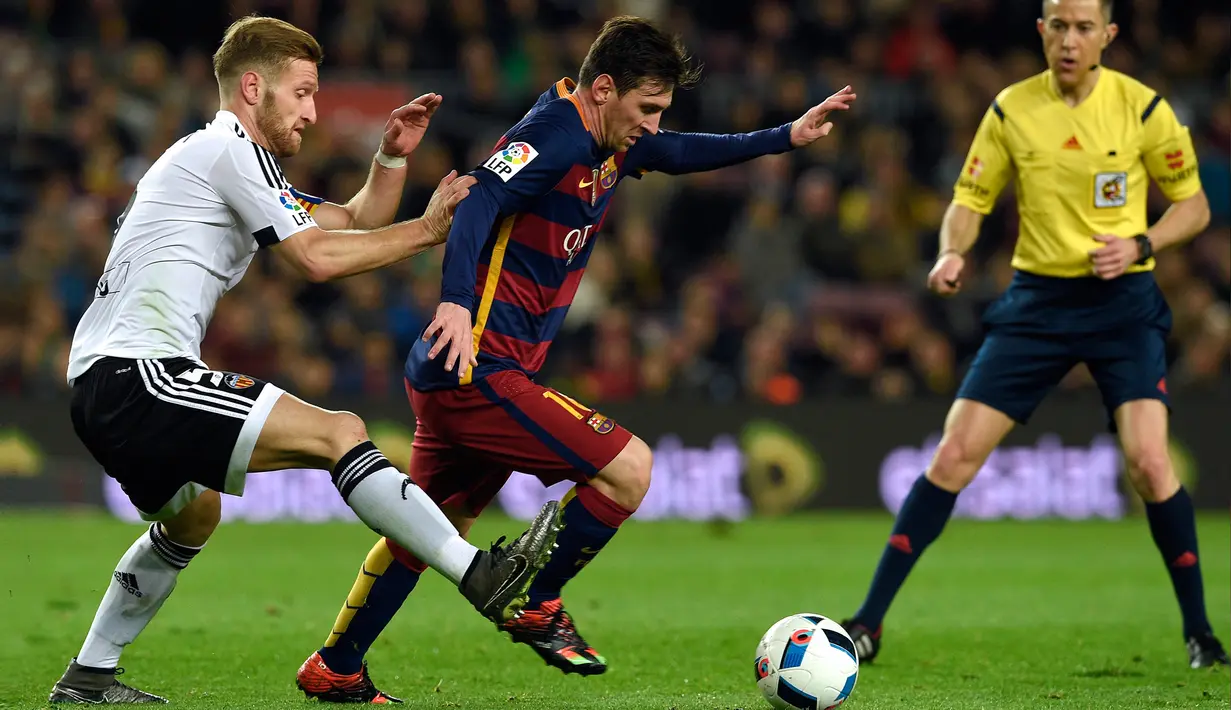 Aksi Lionel Messi melewati bek Valencia, Shkodran Mustafi pada piala Copa del Rey melawan Valencia di Stadion Camp Nou, (3/2/2016). Barcelona menang telak atas Valencia dengan skor 7-0. (AFP PHOTO/Lluis GENE)