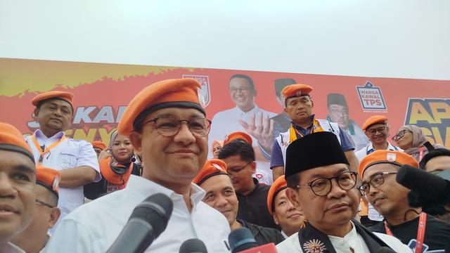 Mantan Gubernur DKI Jakarta Anies Rasyid Baswedan usai menghadiri Apel Siaga & Rapat Akbar Warga Kawal TPS di Lapangan Blok S, Jakarta Selatan, Kamis (21/11/2024).