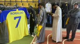 Para fans Al Nassr langsung menyerbu toko-toko perlengkapan sepak bola di Riyadh untuk memburu jersey bernomor punggung 7 milik Cristiano Ronaldo hanya beberapa jam setelah kepastian transfer CR-7. (AFP/Fayez Nureldine)