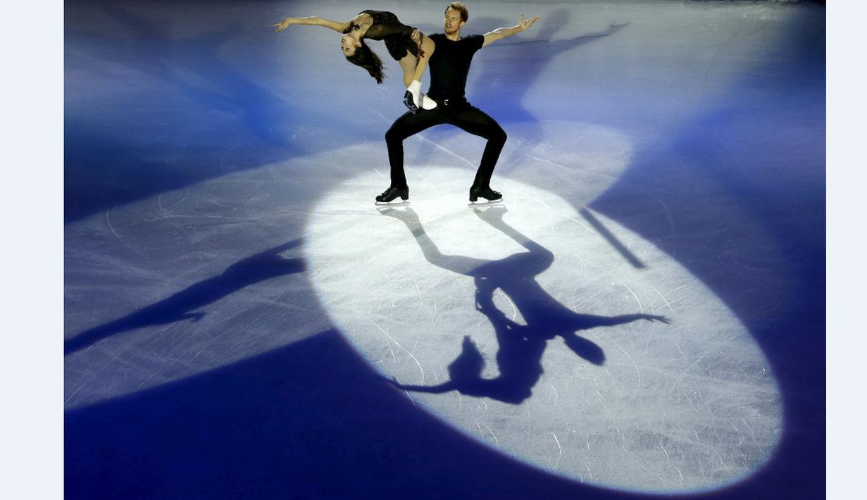 Atlet AS, Madison Chock dan Evan Bates beraksi dalam turnamen figure skating China ISU Grand Prix di Beijing, Tiongkok, (8/11/2015). (Reuters/Kim Kyung-Hoon)
