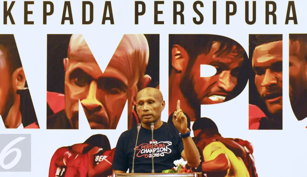 Ketua Umum Persipura, Benhur Tomi Mano memberi sambutan jelang penyerahan bonus di Jakarta, Jumat (6/1). Persipura menjadi juara Torabika Soccer Championships 2016 dengan 68 poin. (Liputan6.com/Helmi Fithriansyah)
