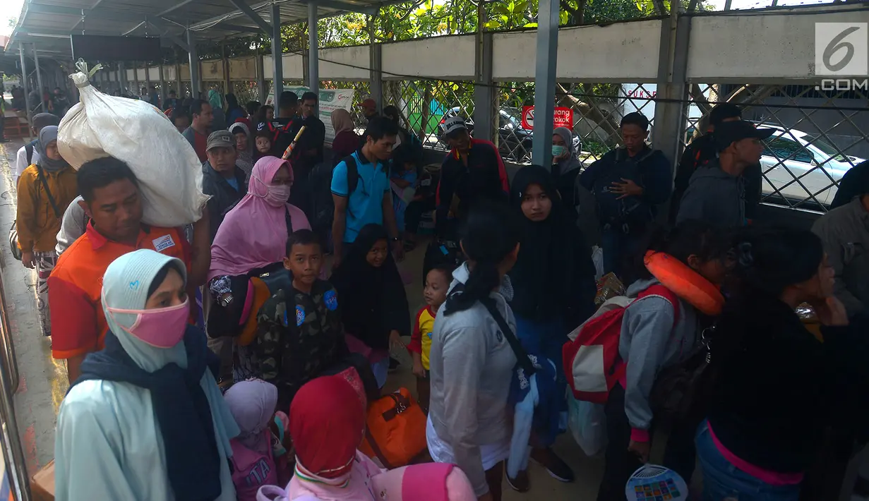 Pemandangan saat penumpang tiba di Stasiun Senen, Jakarta, Senin (18/6). Belum terjadi lonjakan pemudik pada arus balik tiga hari setelah Lebaran. (Merdeka.com/Imam Buhori)