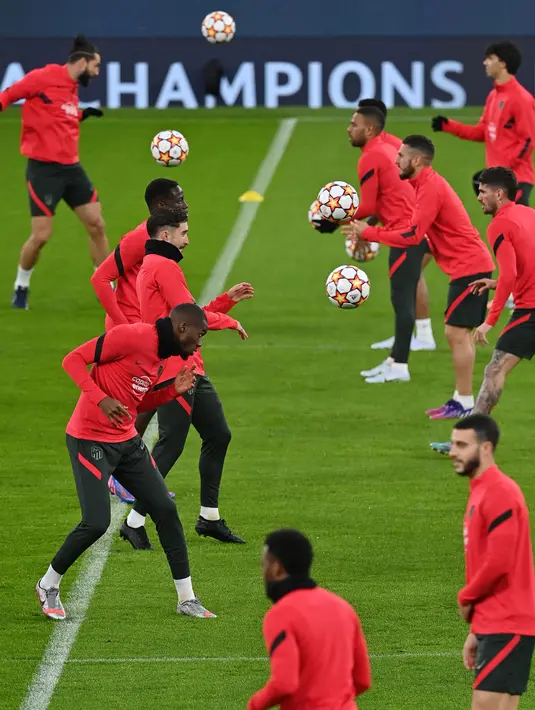 Para pemain Atletico Madrid menghadiri sesi latihan menjelang leg pertama perempat final Liga Champions, di Stadion Etihad, Senin (4/4/2022). Atletico Madrid akan bertandang ke markas Manchester City pada Rabu, 6 April 2022 dini hari WIB. (Paul ELLIS / AFP)
