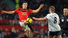 Pemain Manchester United, Darron Gibson (kiri) resmi berkostum Everton pada 2012 dan tampil sebanyak 51 kali serta mencetak dua gol. (AFP/Andrew Yates)