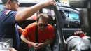 Gatot Brajamusti keluar dari mobil saat tiba Resmob Polda Metro Jaya, Jakarta, Senin (5/9). Polda Metro Jaya di kediaman Gatot Brajamusti di Pondok Pinang, Jakarta, kepolisian menemukan senjata api dan ratusan butir peluru. (Liputan6.com/Herman Zakharia)