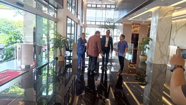 Pengacara kondang Hotman Paris Hutapea mendatangi kantor Kementerian Koordinator Bidang Perekonomian di kawasan Lapangan Banteng, Jakarta Pusat, Senin (22/1).