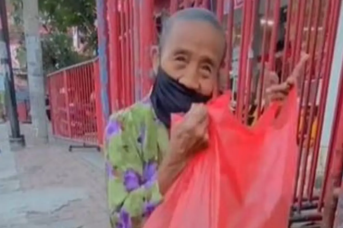 Nenek Penjual Mi Goreng Dagangannya Diborong, Warganet Ikut Terharu
