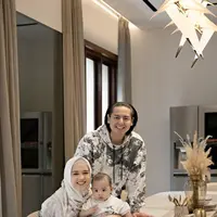 Cut Meyriska juga menceritakan gejala awal yang dirasakan Roger. Dimulai dari flu dan demam. Awalnya Cut melakukan berbagai usaha untuk menyembuhkan sang suami. (Instagram/rogerojey)