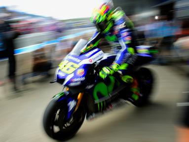 Pebalap Movistar Yamaha, Valentino Rossi, merebut pole position setelah menjadi yang tercepat pada sesi kualifikasi MotoGP Jerez di Sirkuit Jerez, Spanyol, Sabtu (23/4/2016). (AFP/Cristina Quicler)