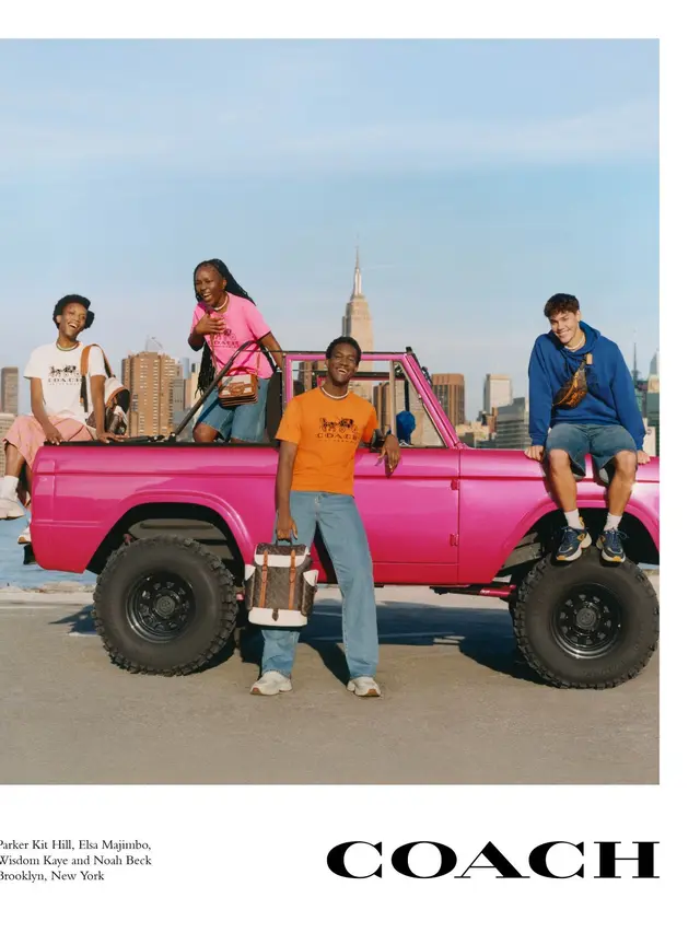 Inspirasi Outfit Jennifer Lopez yang Pamer Abs dengan Outfit Coach Terbaru