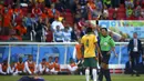 Tim Cahill (Australia - 4) diganjar kartu kuning akibat melakukan pelanggaran keras terhadap Bruno Martins Indi (tergeletak) di babak penyisihan Piala Dunia 2014 Grup B di Stadion Beira Rio, Porto Alegre, Brasil, (18/6/2014). (REUTERS/Darren Staples)