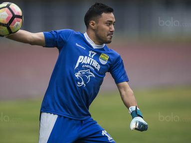 Gelandang Persib, Shohei Matsunaga, menjadi kiper saat latihan di Stadion GBLA, Jawa Barat, Kamis (20/7/2017). Persib bersiap menghadapi Persija pada laga Liga 1. (Bola.com/Vitalis Yogi Trisna)