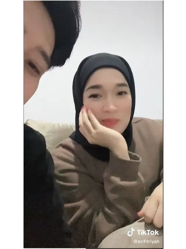 6 Potret Ririe Fairus yang Diduga Punya Pacar Baru, Pamer Kebersamaan