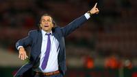 Pelatih Chile, Juan Antonio Pizzi memberikan intruksi kepada pemainnya saat berhadapan dengan Peru pada pada Kualifikasi Piala Dunia 2018 di National Stadium, Santiago, Chile (11/10). ).  Chile menang atas Peru dengan skor 2-1. (REUTERS/Ivan Alvarado)
