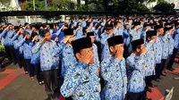 Upacara peringatan Hari Ibu ke-86 itu diikuti seluruh jajaran PNS di Kementerian Dalam Negeri, Jakarta, Senin (22/12/2014). (Liputan6.com/Johan Tallo)