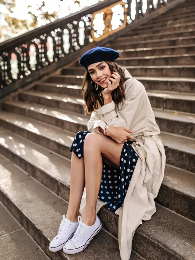 Ilustrasi menggunakan fashion item vintage yang dipadupadankan dengan sneakers/Shutterstock-Look Studio