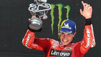 Marc Marquez saat naik podium MotoGP Catalunya 2025. (Lluis GENE / AFP)