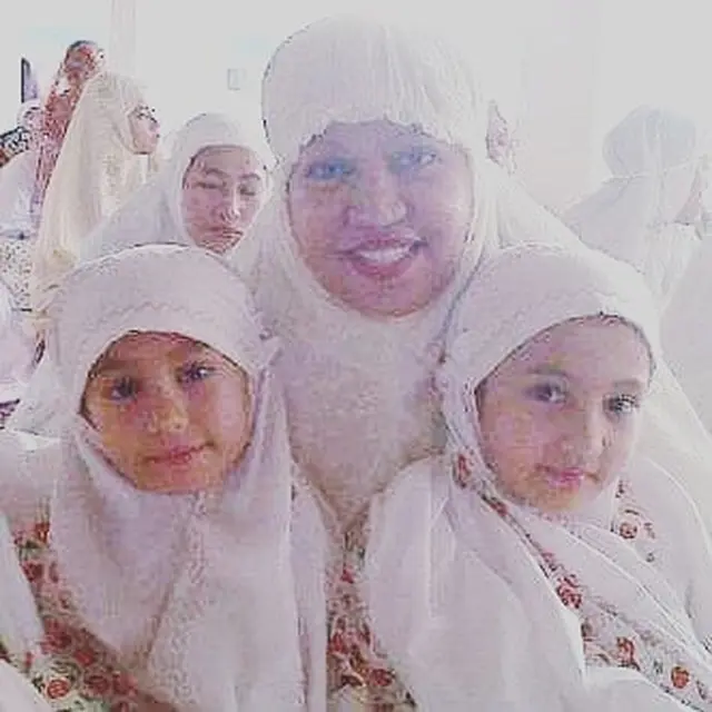 6 Potret Masa Kecil Zoe Jackson dan Laura Jackson, Menggemaskan
